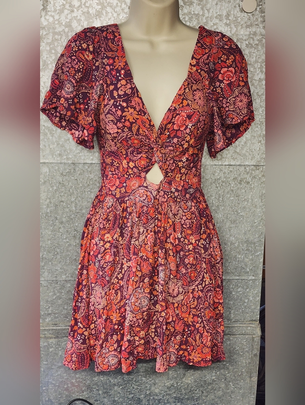 Angie Women's Twist Front Peekaboo Cutout Short Sleeve Dress Womens Small